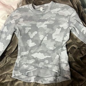 lululemon pull over. never warn. size 8. white and grey camo.